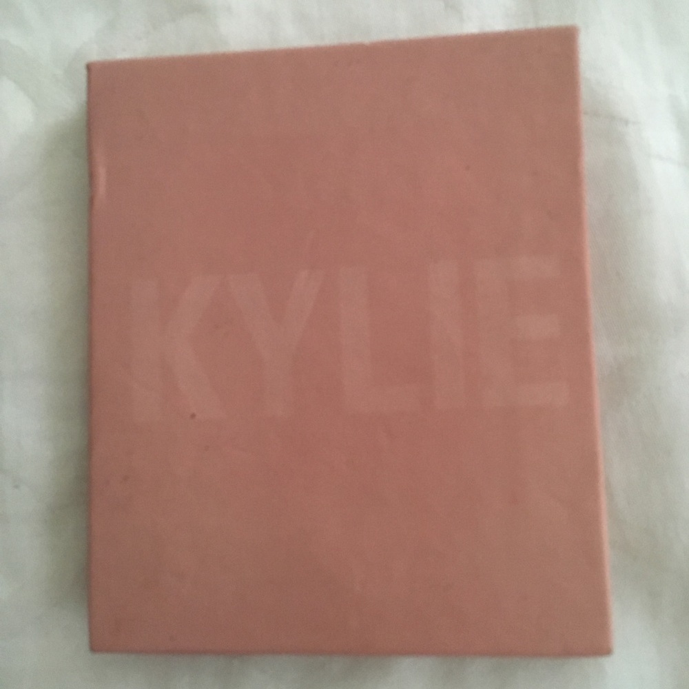 Kylie cosmetics ‘Kylighter’ in cotton candy